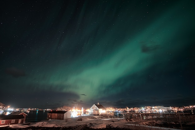 Aurora boreale, Aurora boreale sopra il villaggio scandinavo sulla costa alle Isole Lofoten, Norvegia