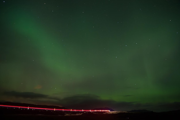 Aurora boreale - bellezza della natura. aurora boreale islandese a reykjavik. luci polari o bacchetta del nord. questa bellissima aurora boreale o aurora boreale in islanda di notte. vera bellezza.