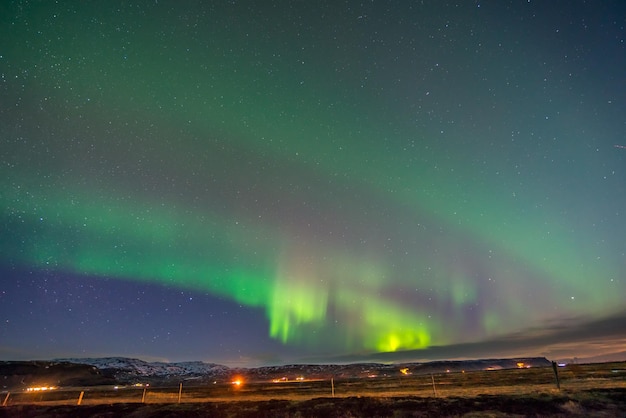 Aurora boreale conosciuta come l'aurora boreale sopra il cielo notturno nella regione ad alta latitudine in Islanda