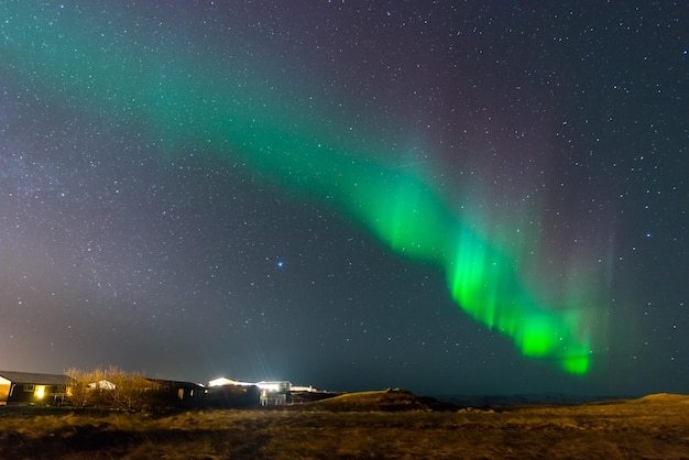Aurora boreale conosciuta come l'aurora boreale sopra il cielo notturno nella regione ad alta latitudine in Islanda