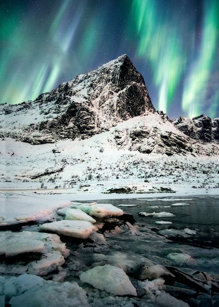 Aurora Boreale Esplosione dell'aurora boreale sulle montagne del ghiacciaio alle isole Lofoten