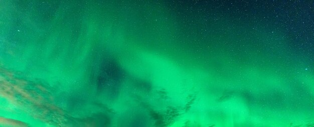 Aurora Boreale Le luci settentrionali brillano di stelle nel cielo notturno