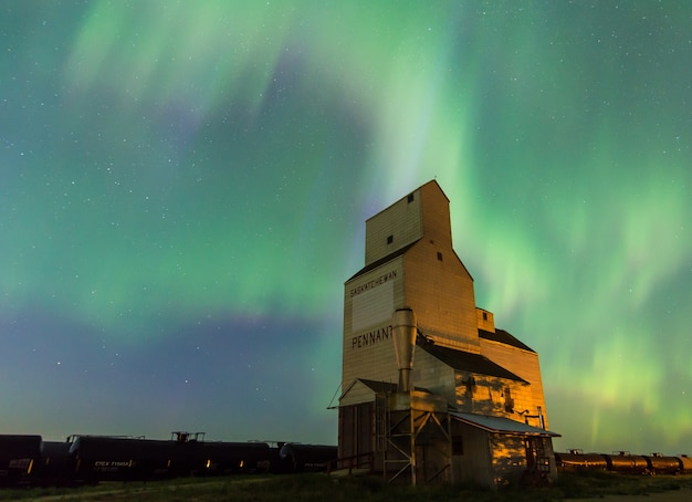 Aurora boreale sopra un ascensore di grano storico a Pennant, Saskatchewan, Canada