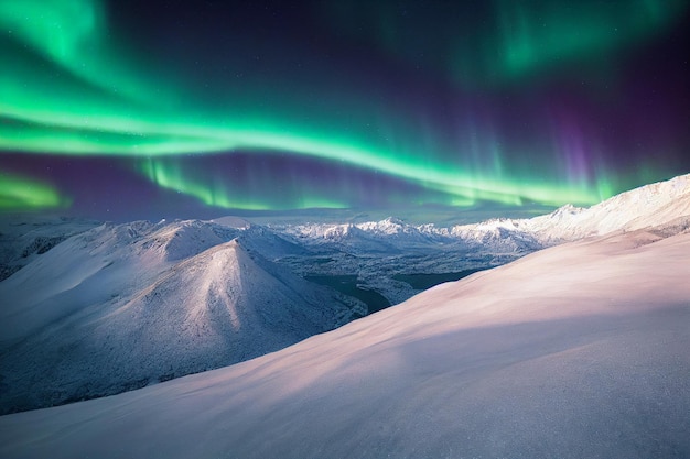 Aurora boreale su montagne innevate Sfondo astratto gioco RPG