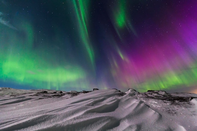 Aurora boreale sulle rive dell'Oceano Artico