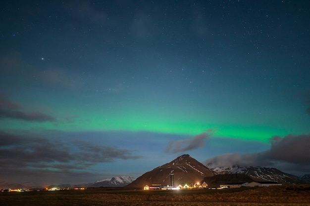 Aurora boreale verde nel cielo dell'Islanda vicino a Hofn