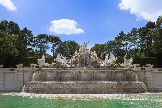 Austria Fontana imperiale del Palazzo di Schönbrunn nei giardini reali di Vienna