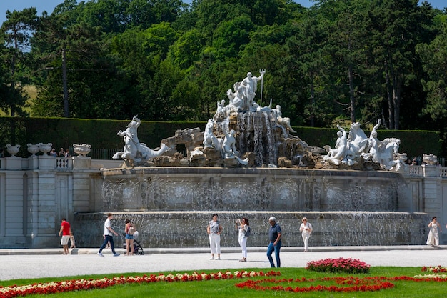 Austria Vienna 18 giugno 2023 Fontana di Nettuno nel parco del Palazzo Schoenbrunn.