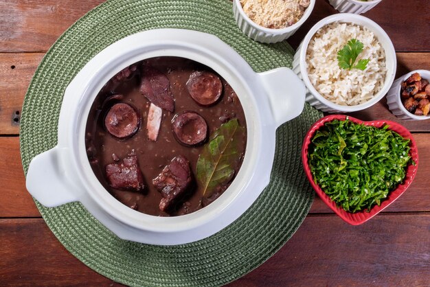 Autentica feijoada brasiliana Un piatto sostanzioso e saporito