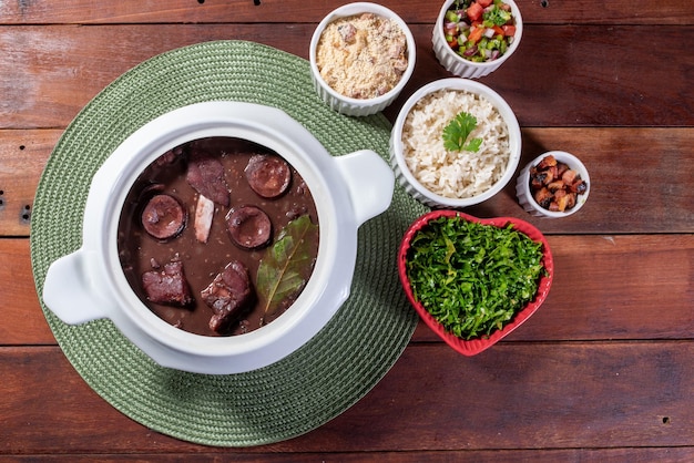 Autentica feijoada brasiliana Un piatto sostanzioso e saporito