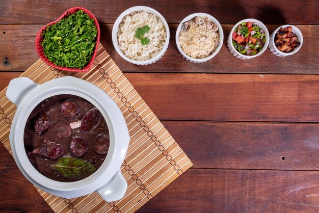 Autentica feijoada brasiliana Un piatto sostanzioso e saporito