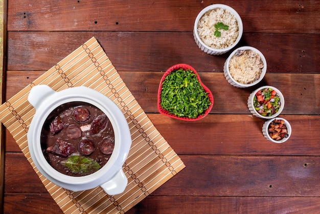 Autentica feijoada brasiliana Un piatto sostanzioso e saporito