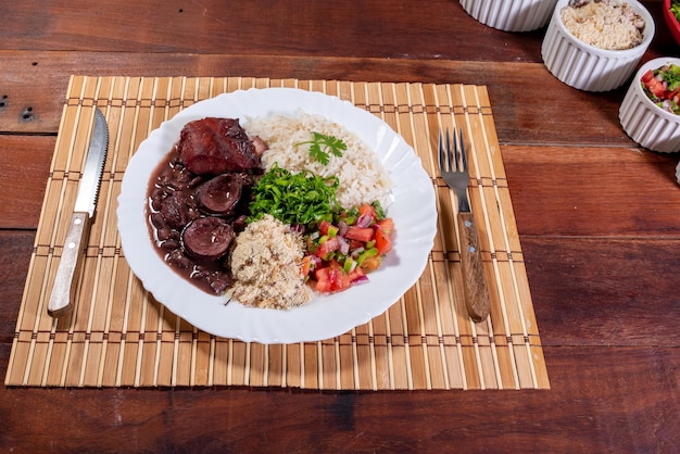 Autentica feijoada brasiliana Un piatto sostanzioso e saporito