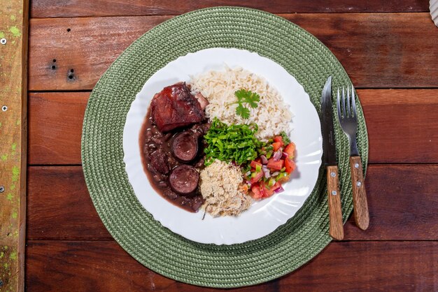 Autentica feijoada brasiliana Un piatto sostanzioso e saporito