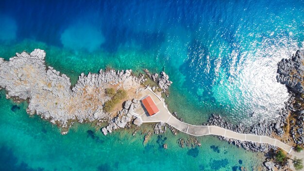 Autentiche isole greche tradizionali: Chios incontaminata, piccola chiesa nel mare sulle rocce Agios Isidoros. Isole dell'Egeo orientale