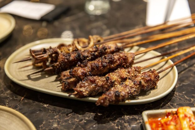 Autentici spiedini di agnello uiguro con ingredienti freschi serviti in un ristorante tradizionale selettivo