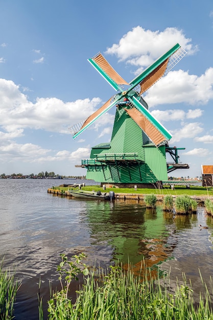 Autentico mulino a vento olandese sul canale dell'acqua nel villaggio storico di Zaanse Schans nei Paesi Bassi