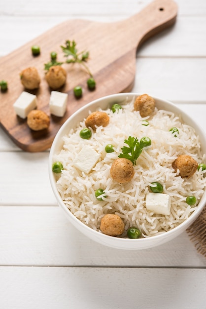 Autentico paneer o fagioli di soia o piselli pulav o verdure riso o veg biryani con cubetti di paneer e pezzi di soia, messa a fuoco selettiva