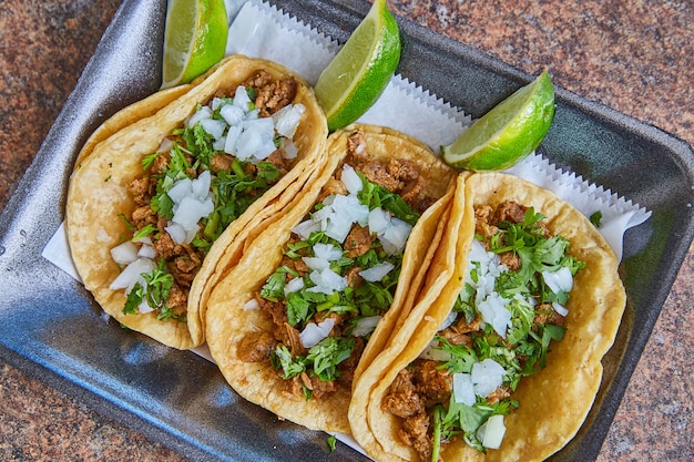 Autentico taco messicano con cipolle, coriandolo e lime