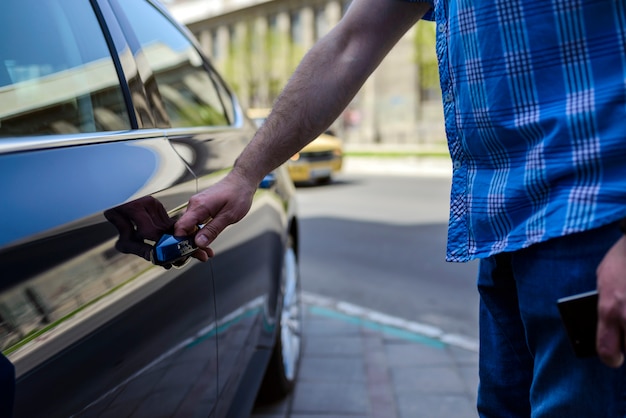 Autista apre la portiera dell&#39;auto