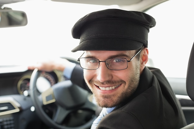 Autista bello che sorride alla macchina fotografica