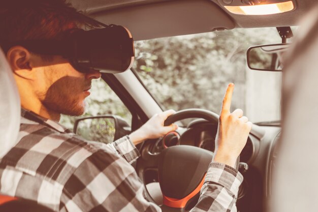 Autista che usa gli occhiali vr nella sua auto