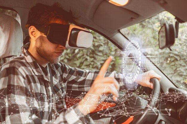 Autista che usa gli occhiali vr nella sua auto