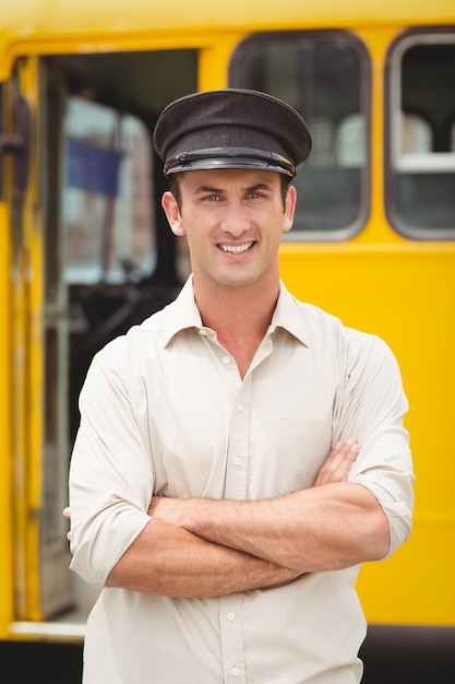 Autista di autobus sorridente che guarda l&#39;obbiettivo