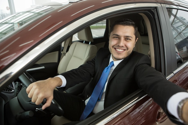 Autista maschio felice che fa un selfie in sua automobile