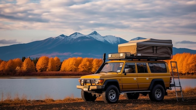 Auto 4x4 con tenda sul tetto in un lago con vista sul monte Fuji durante l'autunno in Giappone