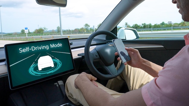 Auto a guida autonoma o veicolo autonomo su autostrada a velocità perpetua