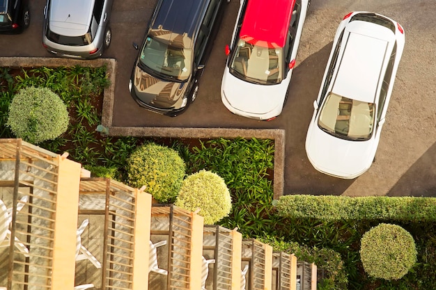 Auto a noleggio parcheggiate nel parcheggio dell'hotel all'aperto in vista aerea