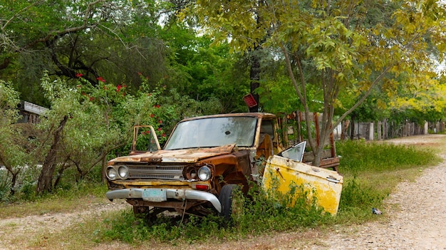 Auto antiquata abbandonata