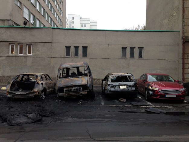 Auto bruciate nel parcheggio foto di alta qualità