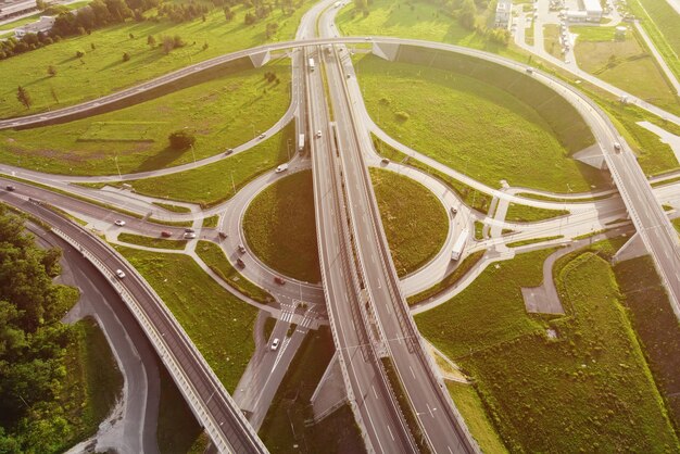 Auto che si muovono su un incrocio stradale di trasporto in una vista aerea della città