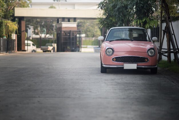 Auto classica d'epoca parcheggiata in una strada