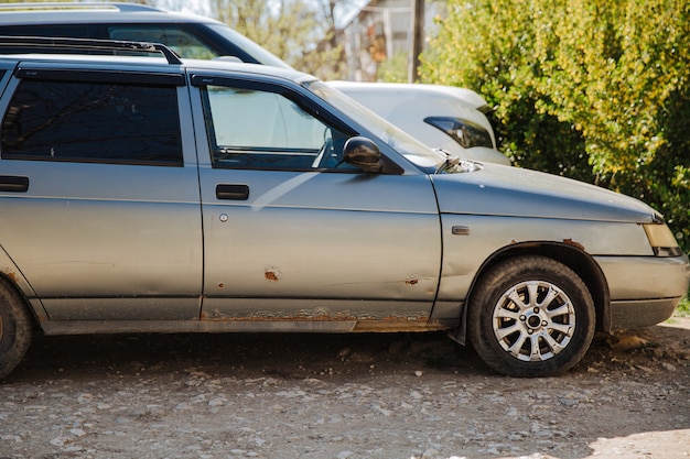 Auto con ruggine e corrosione superficiale riparazione carrozzeria rimozione ruggine