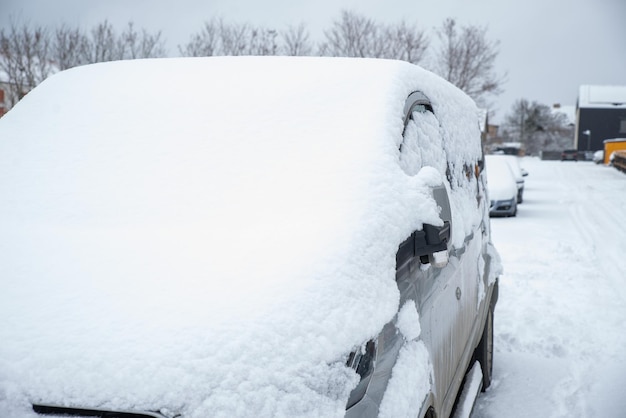 auto coperta di neve attacco invernale severo gelido.