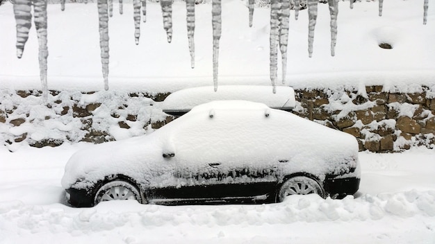 Auto coperta di neve sulla strada durante l'inverno