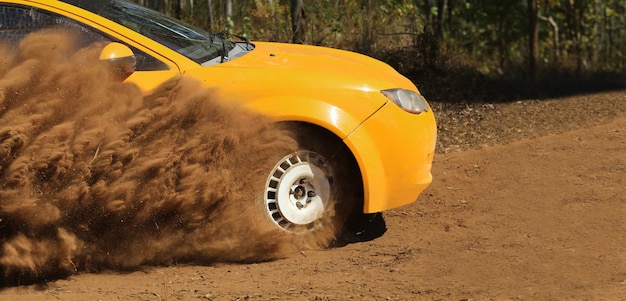 Auto da corsa da rally alla deriva su sterrato.