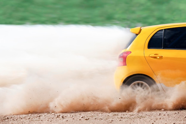 Auto da rally in pista sterrata