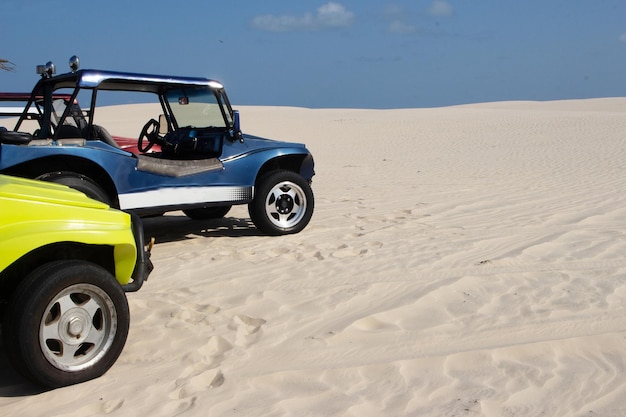 Auto da spiaggia in spiaggia in una giornata di sole