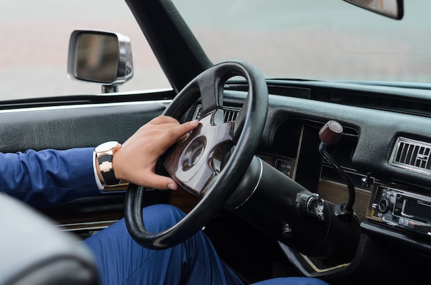 Auto da sposa. guarda lo sposo, lo sposo al volante