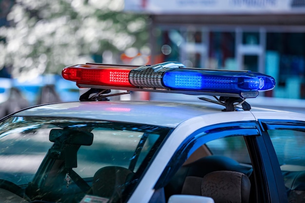 Auto della polizia nella strada della città backgroundxA