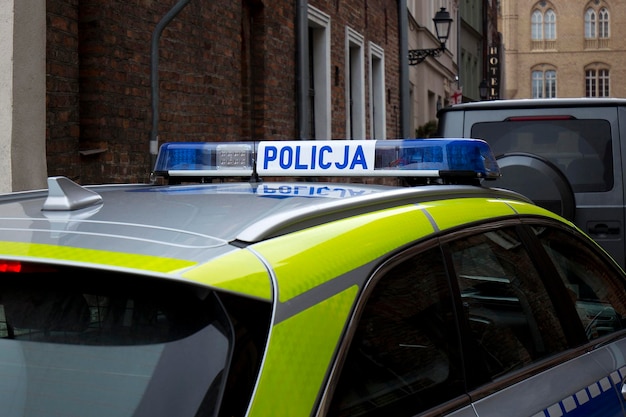 Auto della polizia per le strade della città