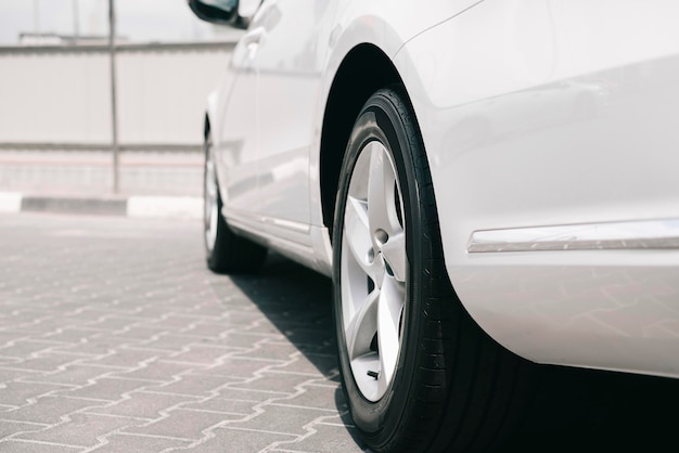 Auto di classe business di lusso bianca, con bellissime ruote, grande griglia cromata.