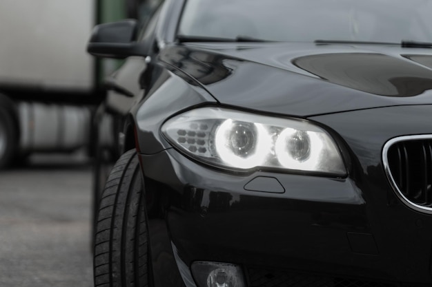 Auto di lusso nera con faro a led sul parcheggio Trasporto