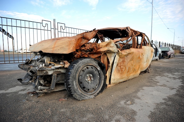 Auto distrutta e in fiamme sulla strada