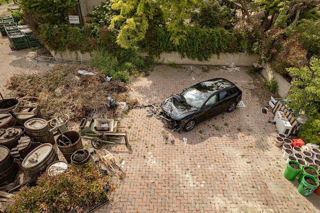 Auto distrutta nel garage di stoccaggio