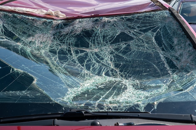 Auto dopo un incidente d'auto in una discarica